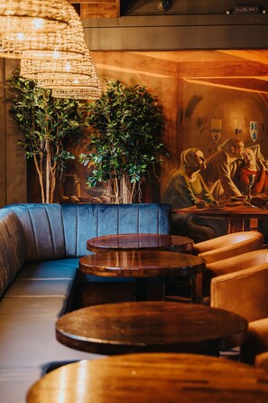 Lobby sitting area - Kinlay Hostel Galway (Galway)