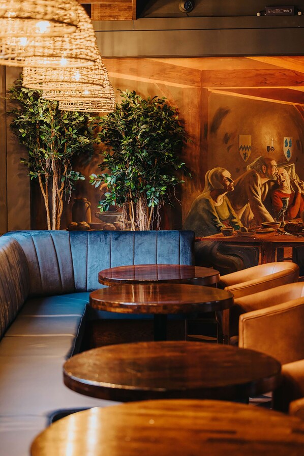 Lobby sitting area - Kinlay Hostel Galway (Galway)