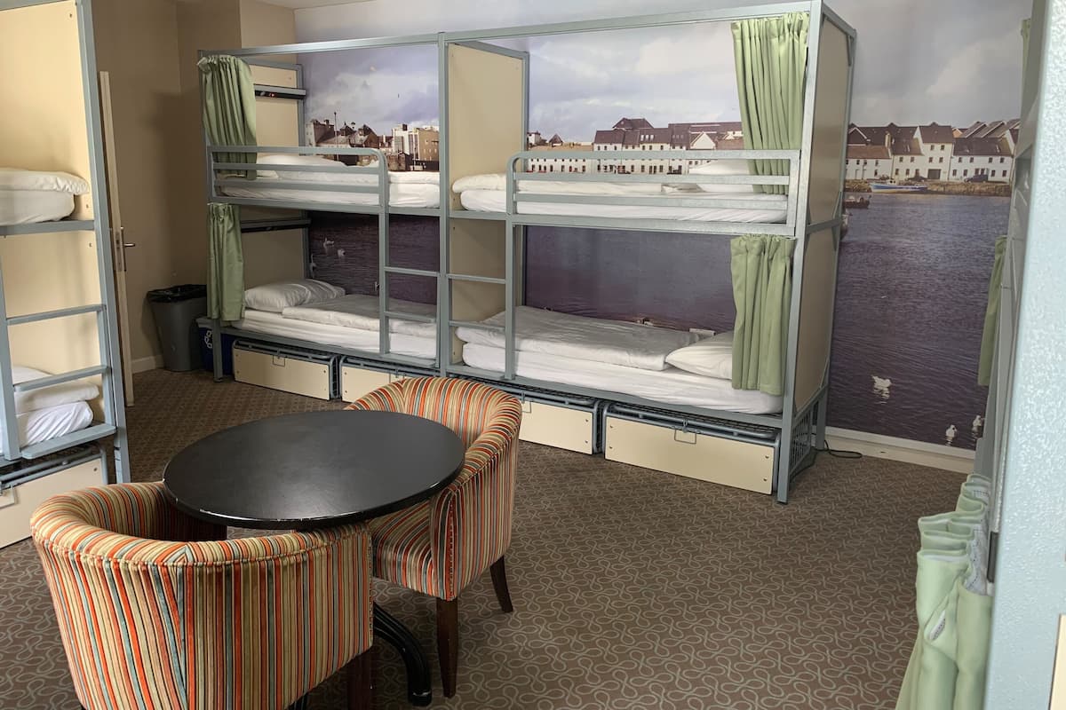 1 Bed in an Twelve Bed Mixed Dorm (Ensuite Bathroom) | Een kluis op de kamer, gratis wifi, beddengoed, rolstoeltoegankelijk