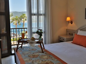 迷你吧、房內夾萬、免費 Wi-Fi、床單