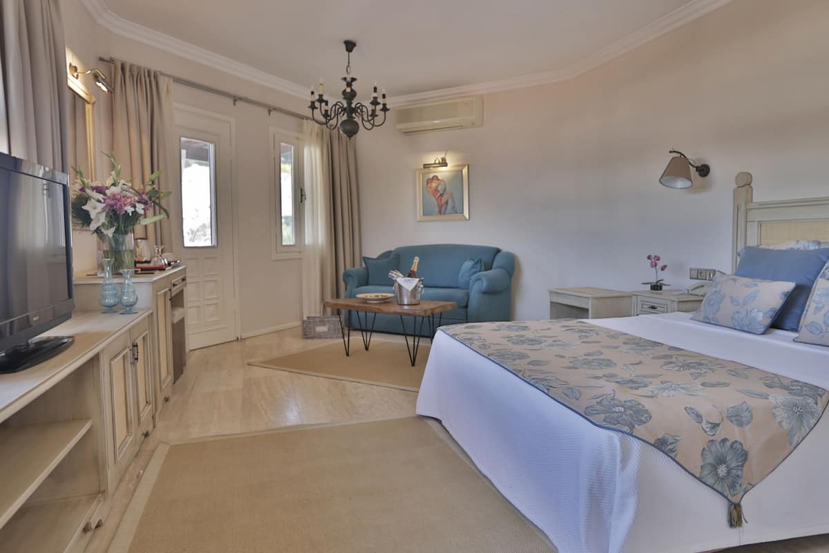 Habitación doble Deluxe, vista al mar | Área de sala de estar | Televisión LCD de 55 pulgadas con canales vía satélite y televisión