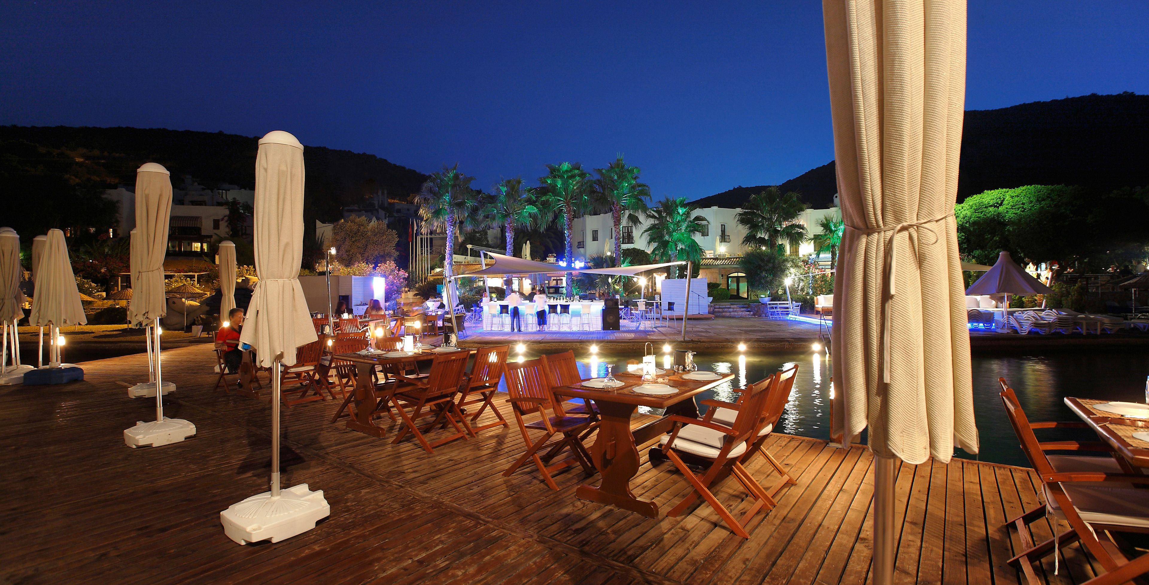 Dîner servi sur place, vue sur la plage 