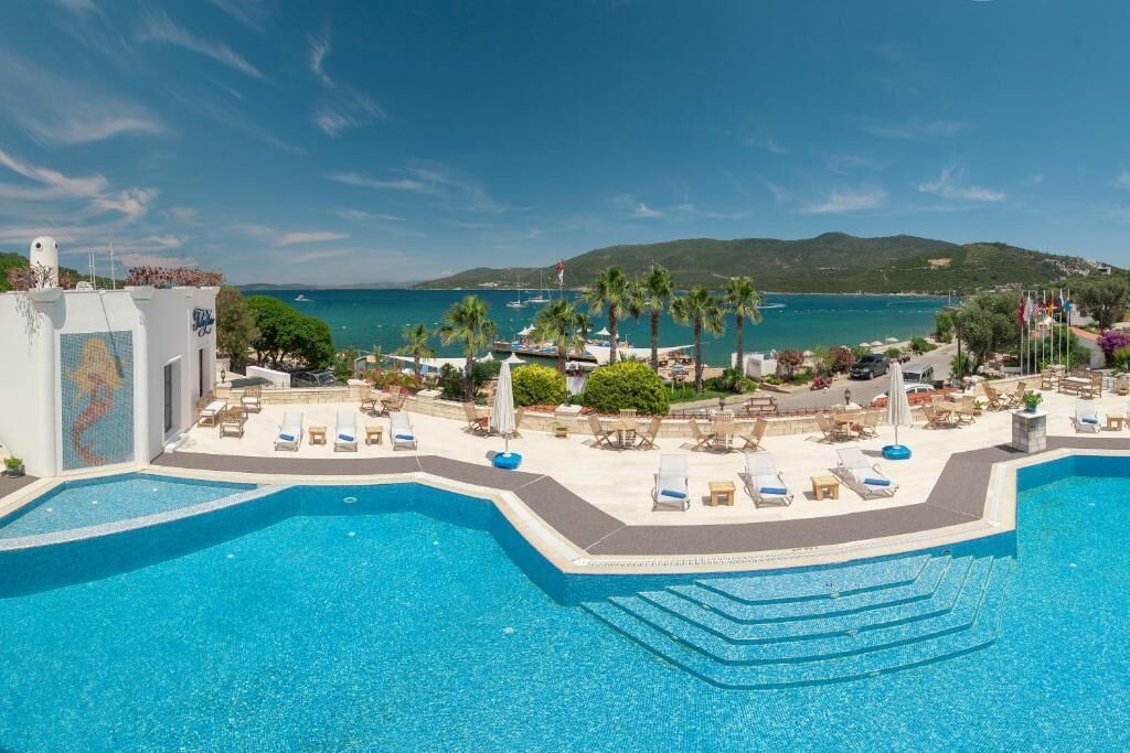 Piscina externa sazonal, funciona das 9h às 19h, espreguiçadeiras