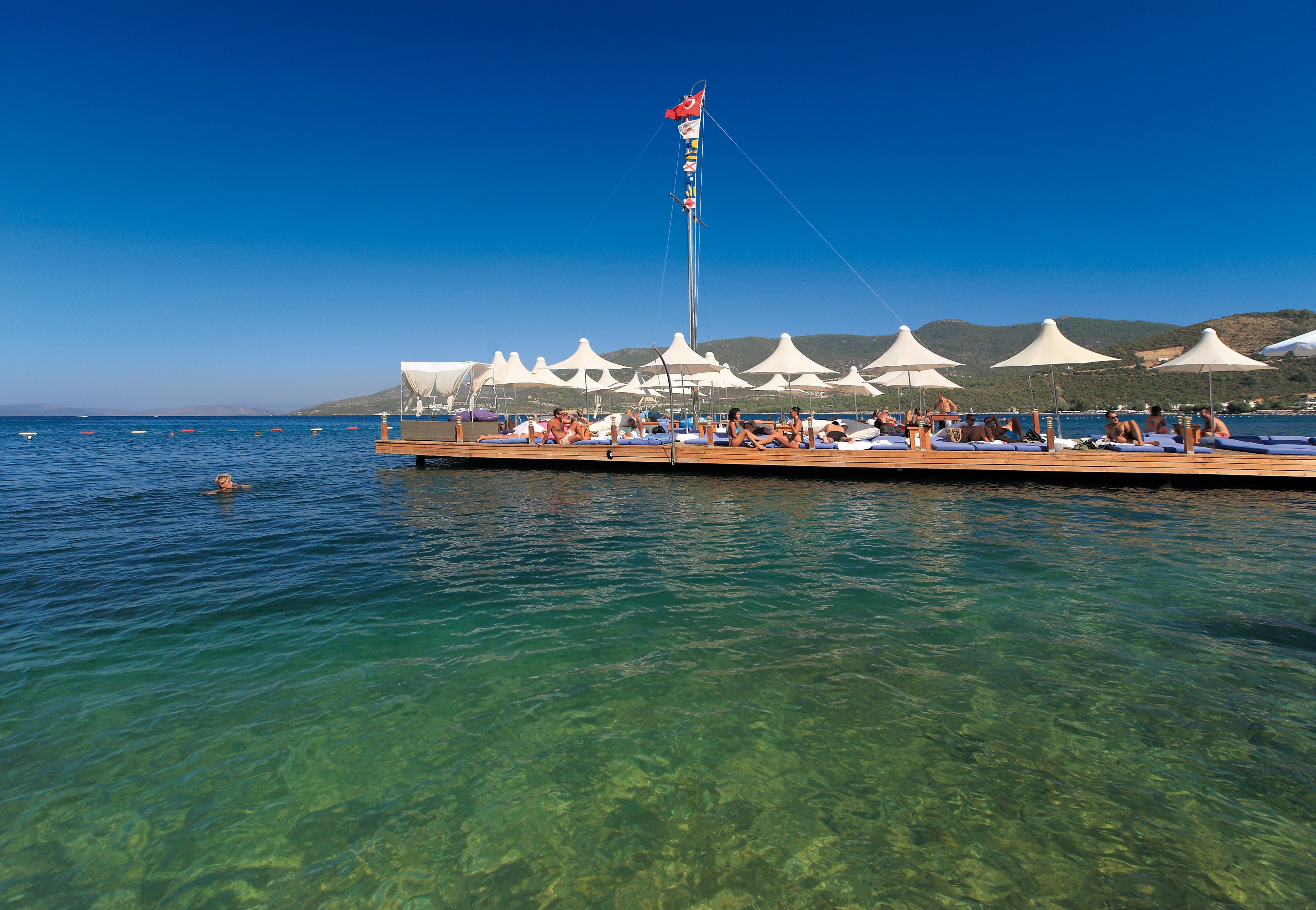 Plage privée, cabines gratuites, chaises longues, parasols