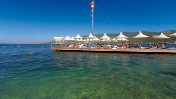 Plage privée, cabines gratuites, chaises longues, parasols