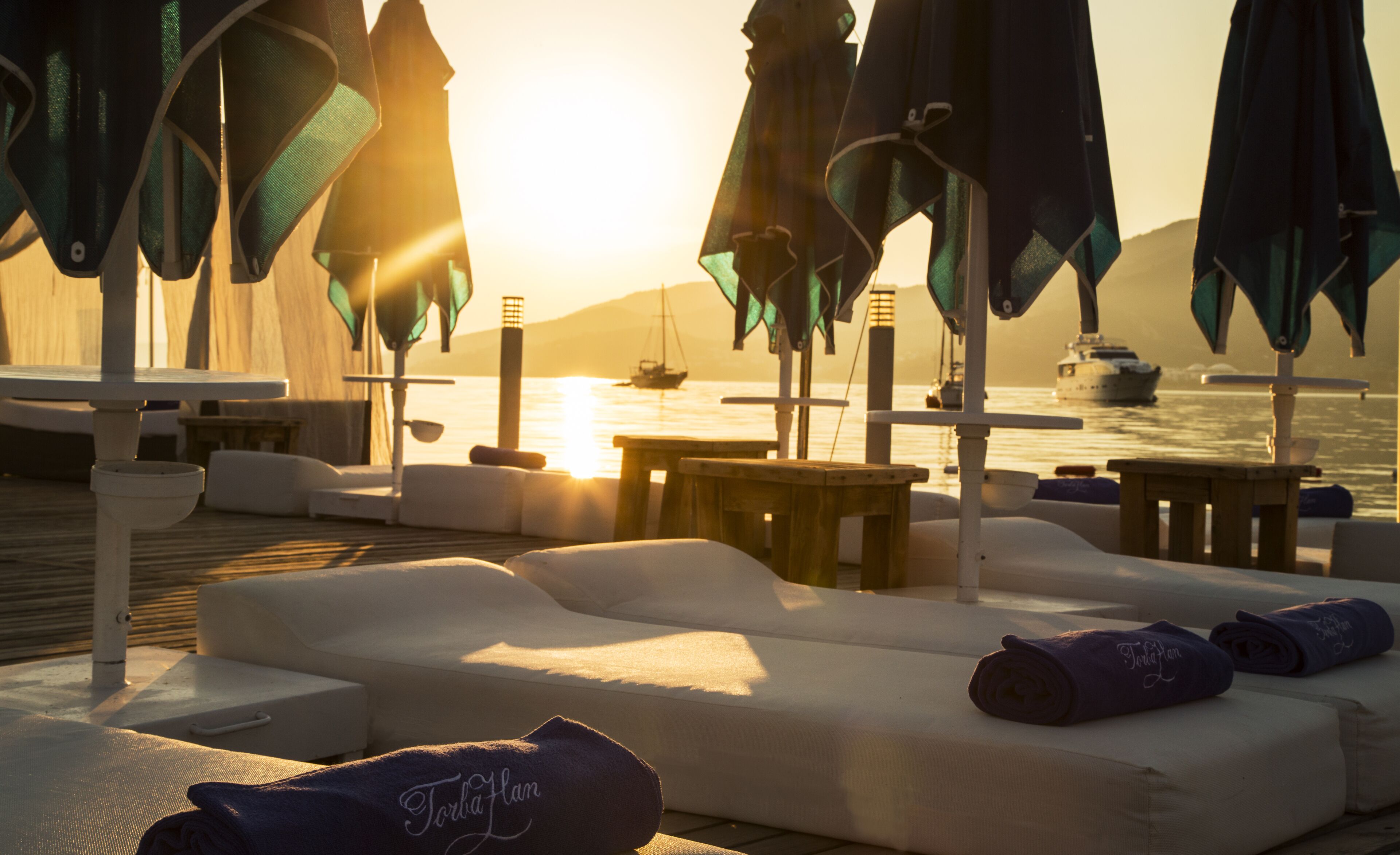 Plage privée, cabines gratuites, chaises longues, parasols