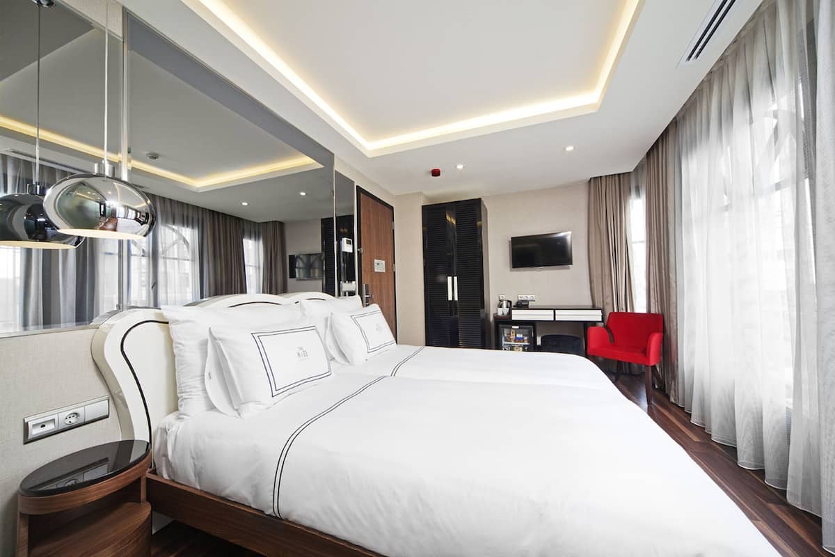 Phòng Deluxe | Bộ đồ giường cao cấp, nệm Tempur-Pedic, minibar
