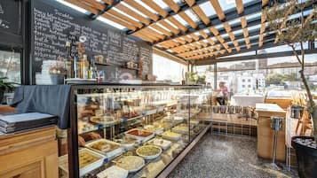 Desayuno continental (EUR 25 por persona)