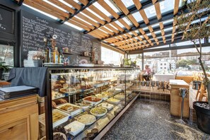 Päivittäinen mannermainen aamiainen (25 EUR per henkilö)