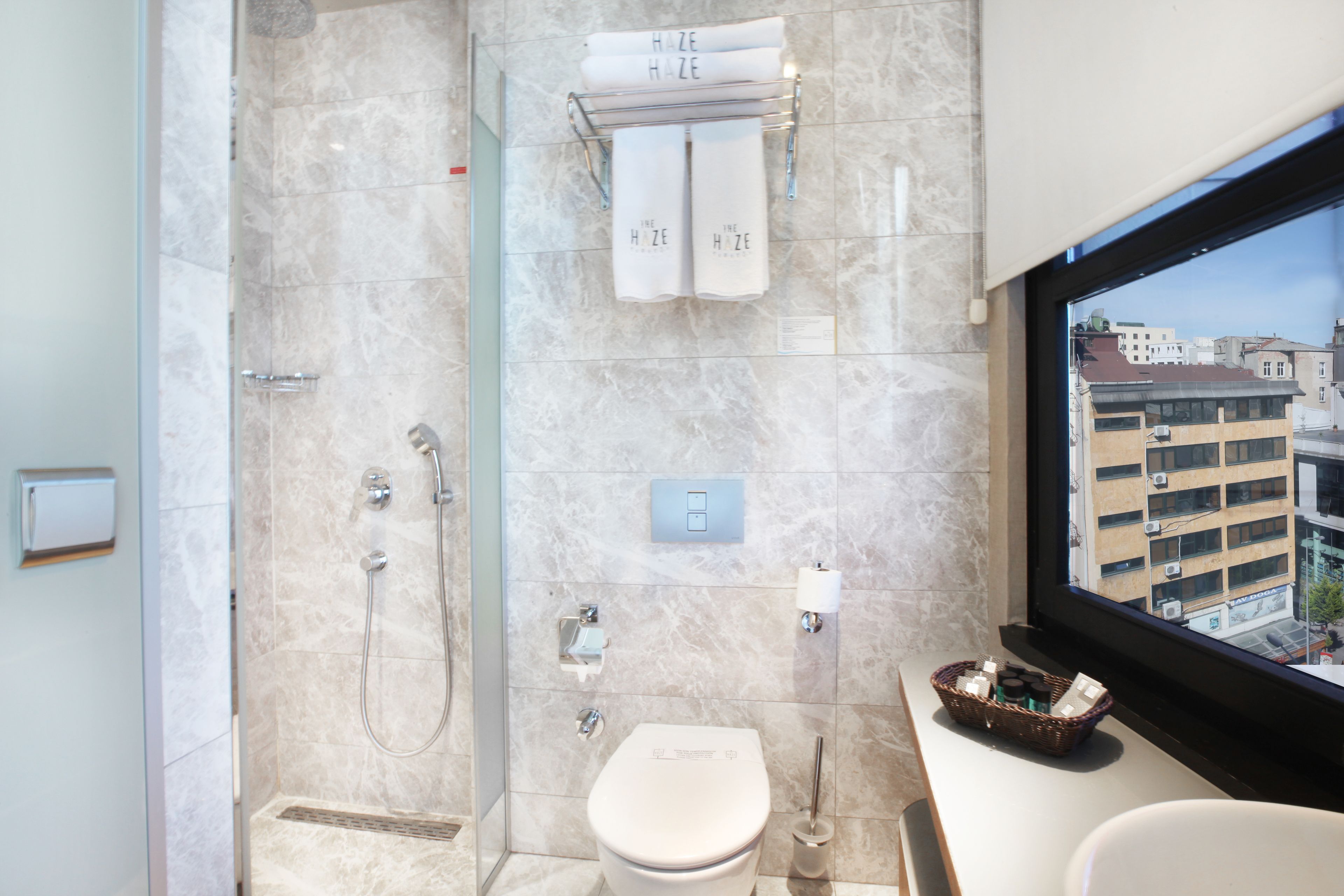 Une salle de bain moderne avec une douche à parois de verre, des toilettes et un lavabo.