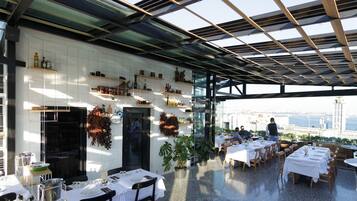 2 Restaurants; Frühstück, Mittagessen und Abendessen werden serviert