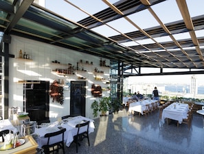 2 restaurantes: opção de café da manhã, almoço e jantar