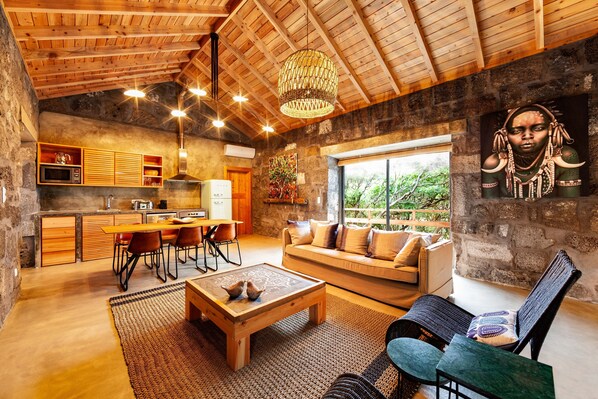 Luxury Villa, 2 Bedrooms, Ocean View, Oceanfront | Premium bedding, in-room safe, individually decorated - Pocinhobay (Madalena)