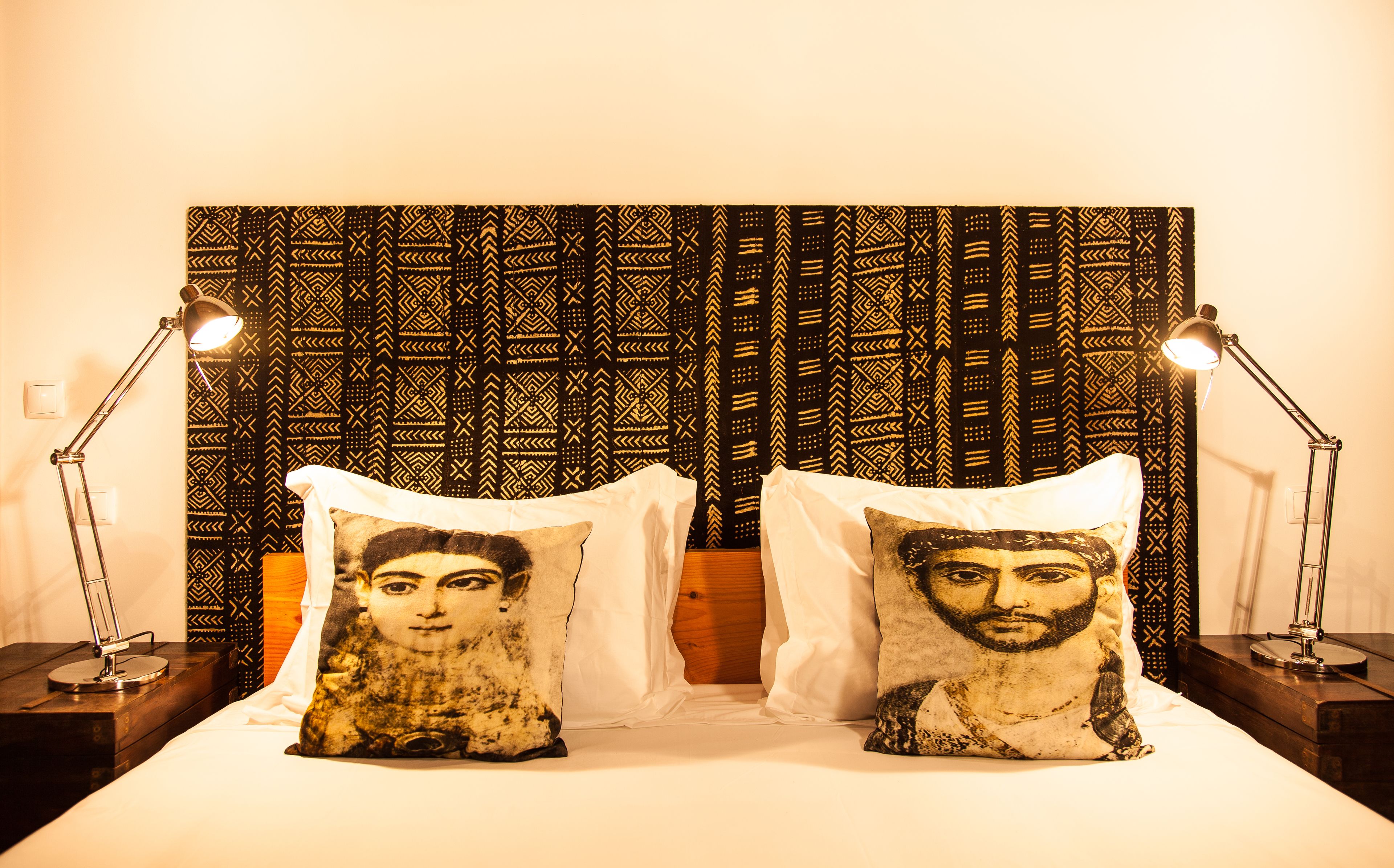 أغطية فراش متميزة وخزنة داخل الغرفة وبديكورات فريدة لكل غرفة