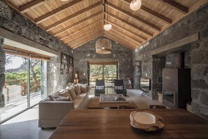 Villa de lujo, 2 habitaciones, vista al océano, frente al océano | Área de sala de estar