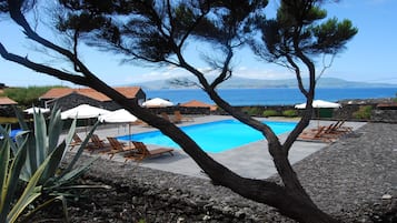 Piscine extérieure, parasols de plage, chaises longues