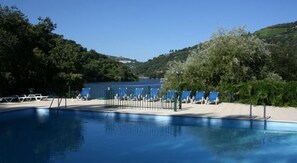 Outdoor pool, sun loungers - Quinta da Ermida (Baiao)