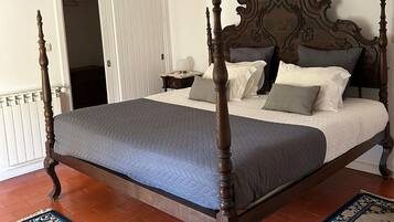 Apartment, 3 Bedrooms, River View | Soundproofing, bed sheets