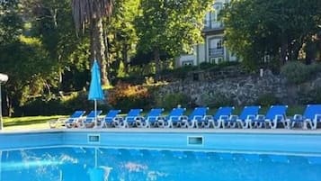 Piscine extérieure, chaises longues