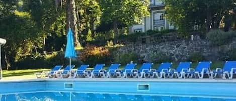 Piscine extérieure, chaises longues