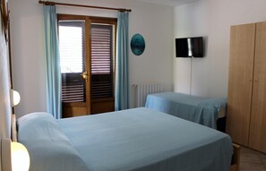A room with two beds, a television mounted on the wall, and a wardrobe. - Residence Alithai (Portoferraio)