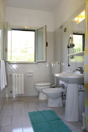 A bathroom with a toilet, bidet, and sink. - Residence Alithai (Portoferraio)