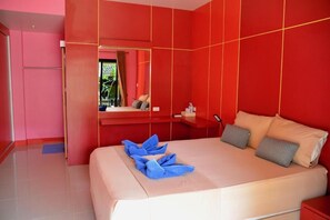 客房内保险  箱、办公桌、免费 WiFi