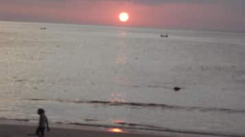 En la playa y playa de arena blanca