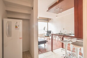 1 dormitori, caixa forta a l'habitació i mobiliari individual