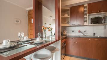 Full-size fridge, microwave, oven, stovetop