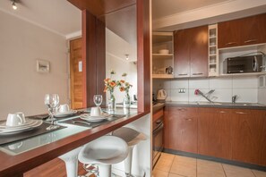 Grand réfrigérateur, micro-ondes, four, plaque de cuisson