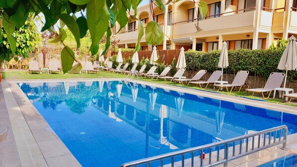 Outdoor pool, pool umbrellas, sun loungers - Hotel Olympia (Rethymno)