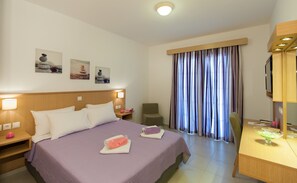 Zweibettzimmer | Schreibtisch, Verdunkelungsvorhänge, schallisolierte Zimmer
