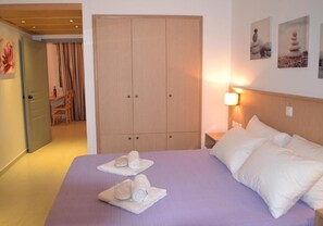 Desk, blackout drapes, soundproofing, iron/ironing board - Hotel Olympia (Rethymno)