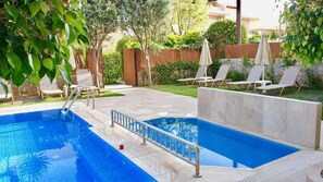 Outdoor pool, pool umbrellas, sun loungers - Hotel Olympia (Rethymno)