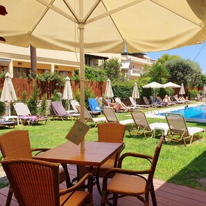 Outdoor pool, pool umbrellas, sun loungers
