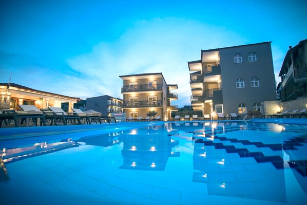 2 buitenzwembaden, parasols bij het zwembad en ligstoelen