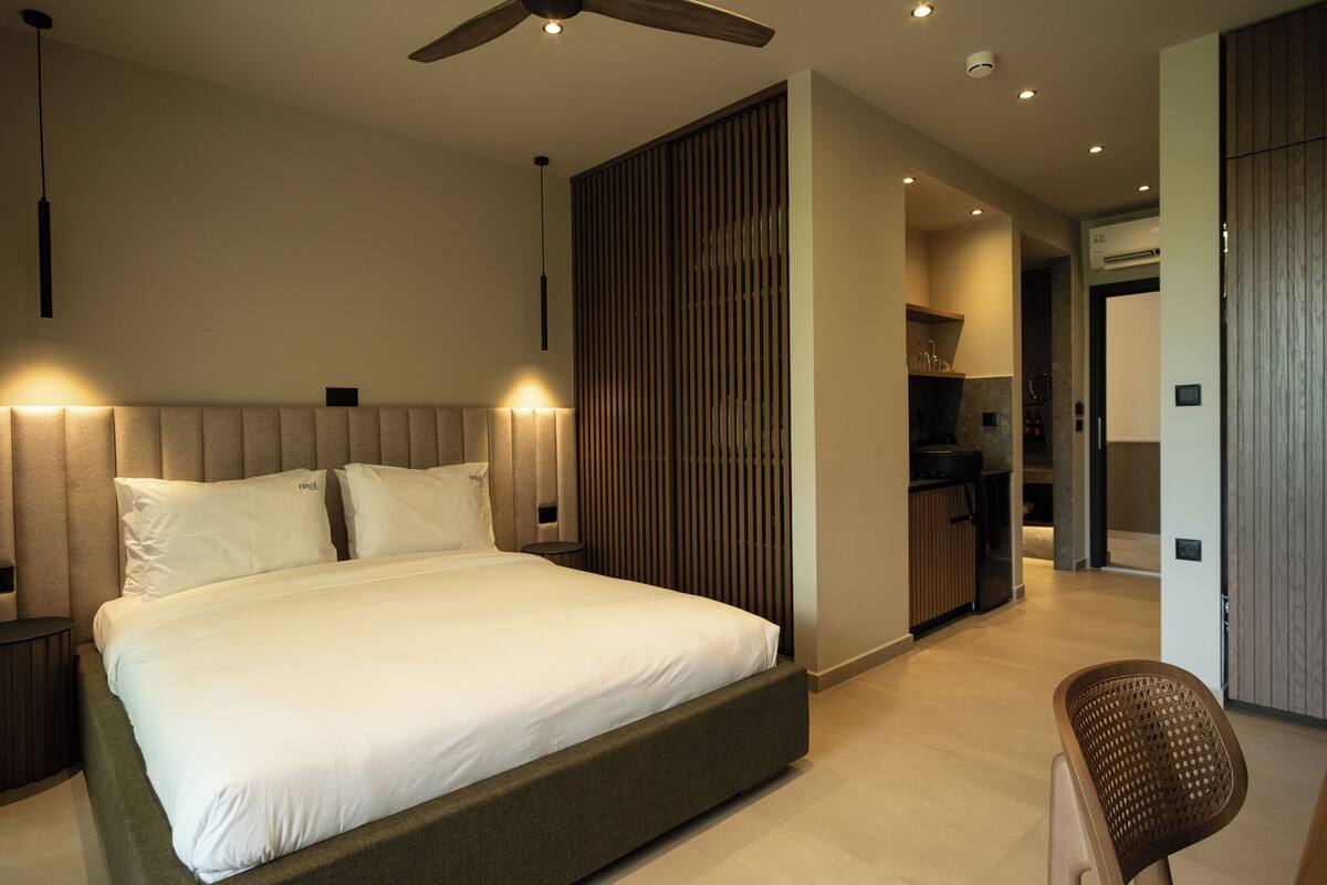 Junior Studio Suite, Hot Tub | Egyptian cotton sheets, premium bedding, down comforters, in-room safe