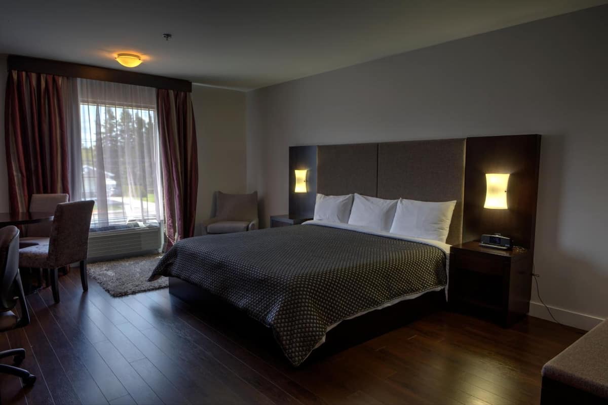 superior room, 1 king bed | desk, blackout curtains, iron/ironing board, cots/infant beds