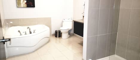 Luxury-Suite, 1Â King-Bett, Flussblick | Eigener Whirlpool