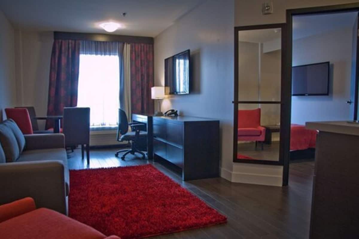 Luxury-Suite, 1 King-Bett, Flussblick | Wohnbereich | Flachbildfernseher