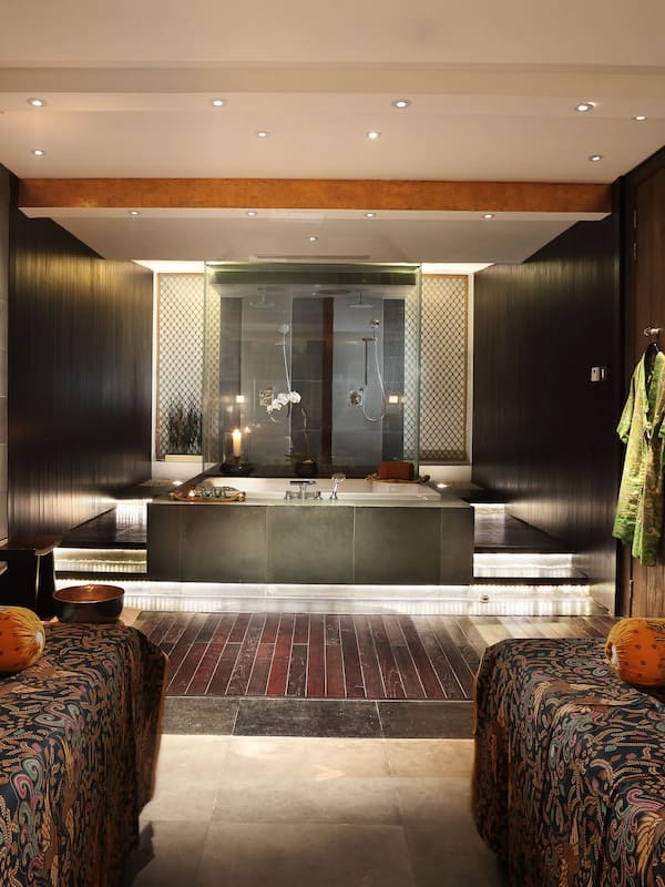 Couples treatment rooms, sauna, hot tub, body treatments, facials