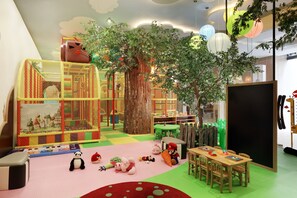 Zona de juegos infantil cubierta