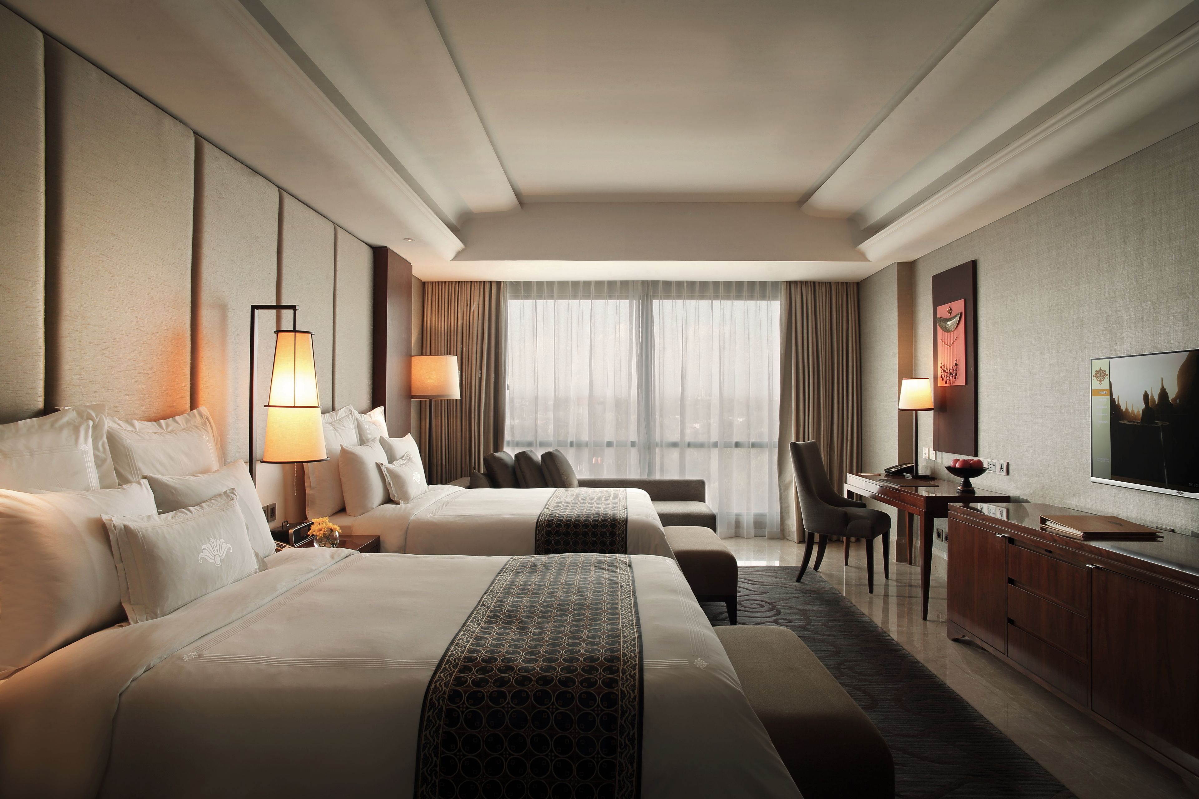 deluxe room, 2 single beds | premium bedding, free minibar, in-room safe, desk