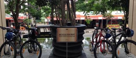 A bicycle rental station with a sign indicating availability for rent.