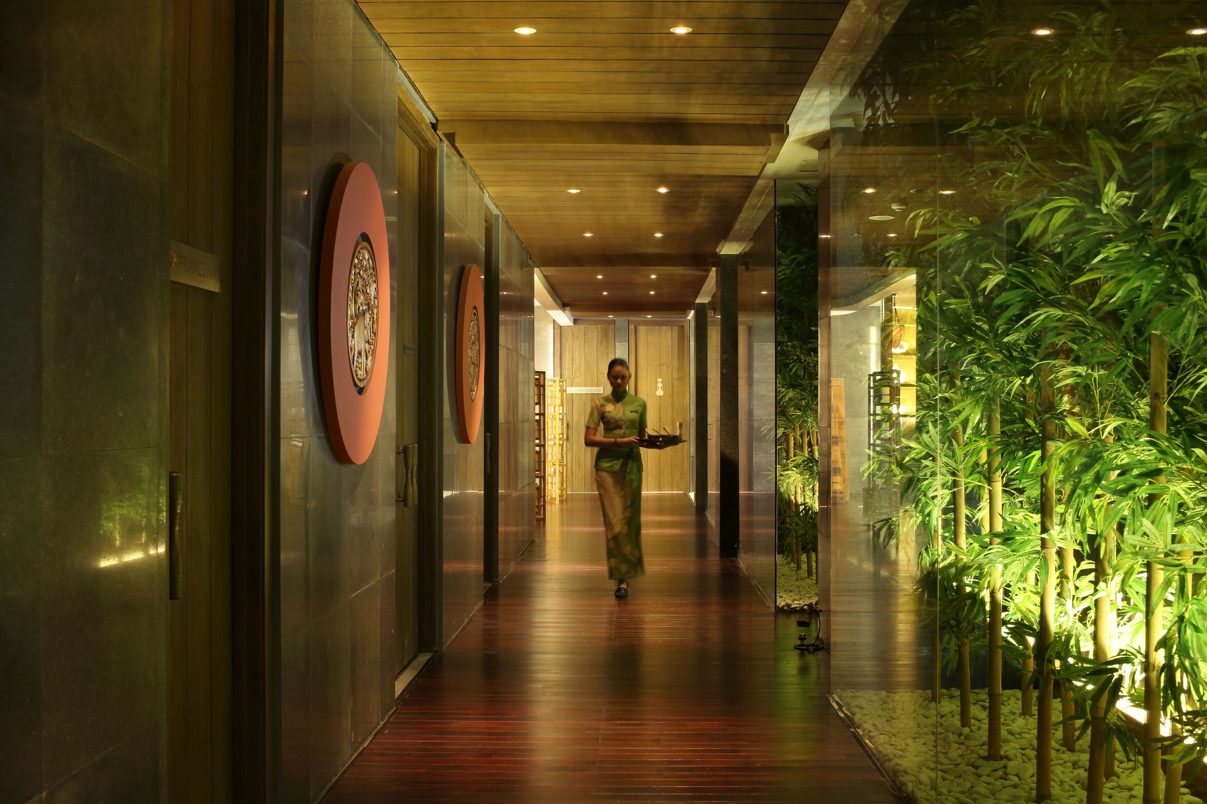 couples treatment room(s), sauna, hot tub, body treatments, facials