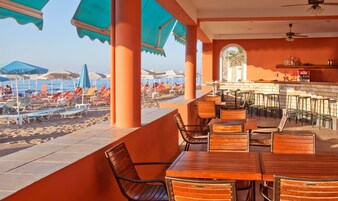2 restaurantes; se sirven desayunos y cenas