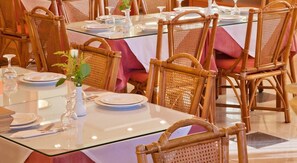 Hi ha 2 restaurants i s'hi serveixen esmorzars; plats de cuina grega