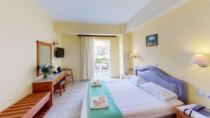 Peti besi dalam bilik, seterika/papan seterika 