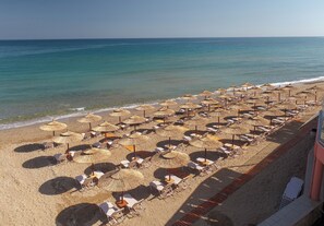On the beach, sun loungers, beach umbrellas, beach towels - Dedalos Beach Hotel (Rethymno)